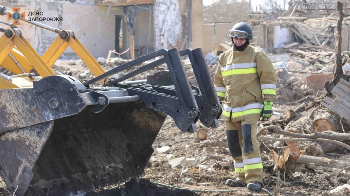 В Запорожье чрезвычайники помогают гражданам ликвидировать последствия ракетных ударов (фото)