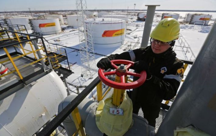 Россия приказала своим компаниям снизить добычу нефти, - Reuters
