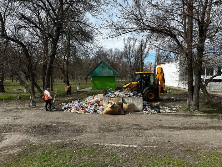 Ой, как интересно получилось - оккупанты отрыли мусорные баки на "стихийной" свалке (фото)