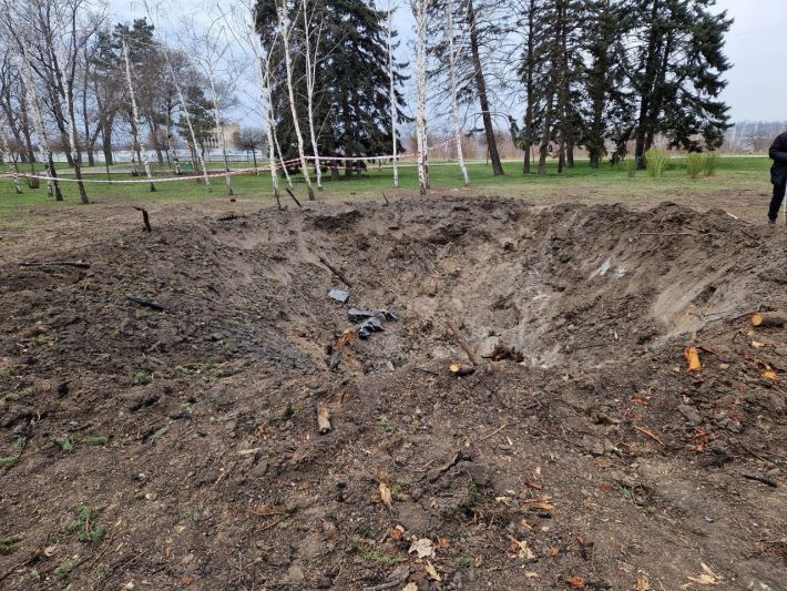 Экологи зафиксировали потенциальное загрязнение грунта в Запорожье после обстрела (фото)