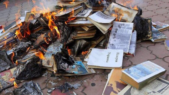 Рукописи не горят: в Мелитополе оккупанты планируют "запретить" украинские книги на законодательном уровне