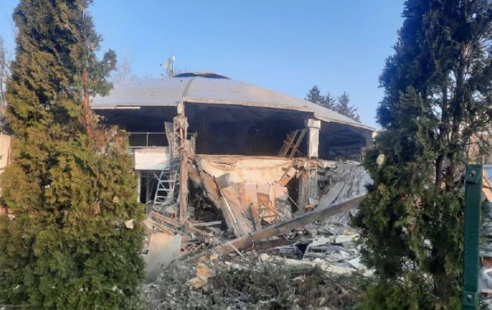 Зруйнований ресторан та понівечені будинки: фото наслідків нічного удару по Харкову