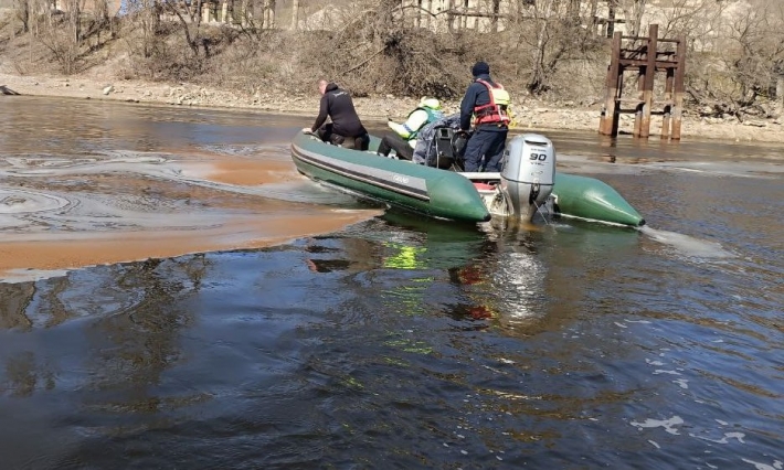 У Запоріжжі екологи прибирають нафтопродукти, які потрапили в Дніпро через пошкодження ДніпроГЕС російською ракетою (фото)
