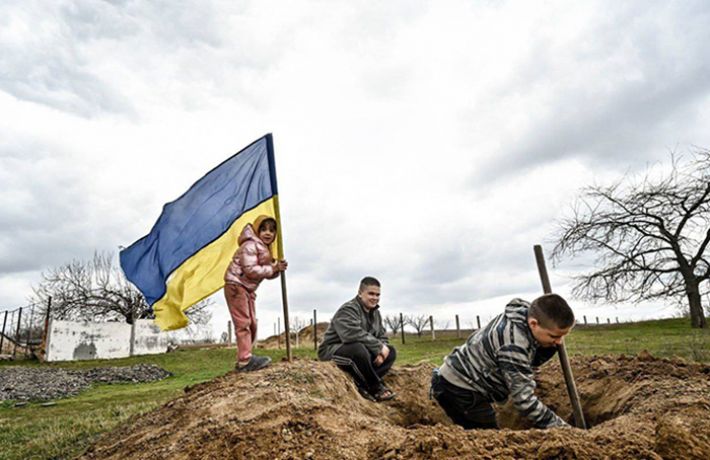 У Приморському Запорізької області після обстрілів діти граються в оборону рідного краю (фото)