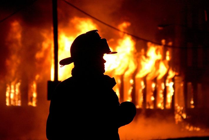 В Запорожье из задымленной квартиры пожарные спасли двух человек
