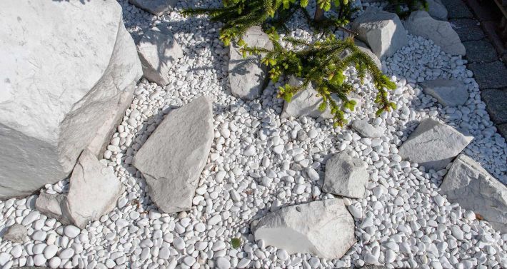 Виды декоративных камней в саду – от щебня до монолитов
