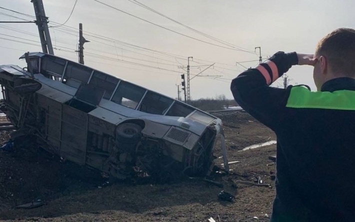 В Росії потяг протаранив автобус з людьми – є жертви
