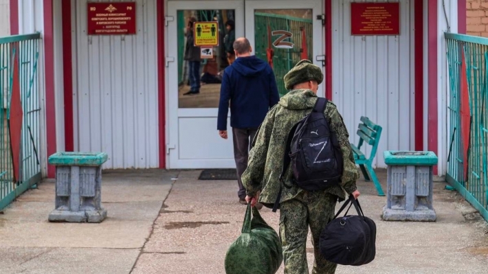 В селах под Мелитополем российские вояки объедают сельчан и ищут самогон по системе «закладок» (фото)