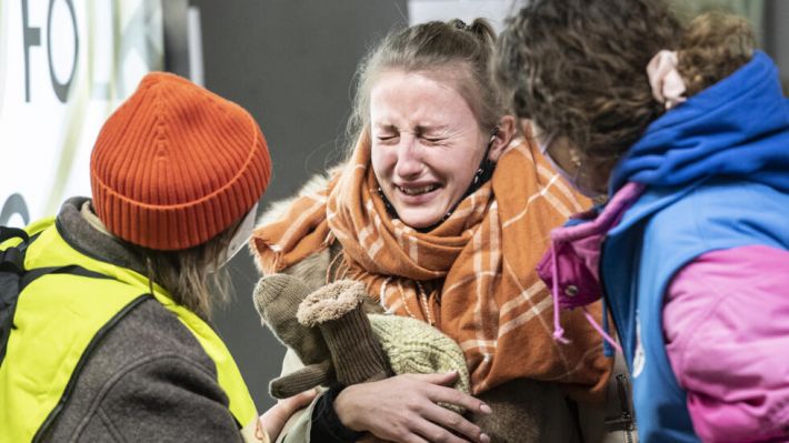"Таке відчуття, що ми нікому не потрібні": в окупований Мелітополь після скасування виплат від України "біженці" стали частіше повертатися (фото)