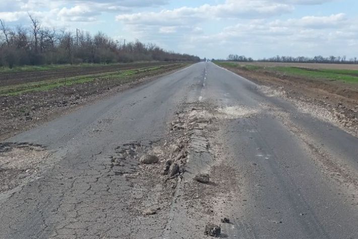 На Мелітопольщині окупанти ремонтують дороги за "особливими" технологіями, але новий асфальт уже "розтанув" (фото, відео)