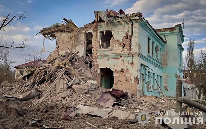 Внаслідок російських обстрілів, у Пологах Запорізької області знищено відділення "швидкої" та пошта (фото)