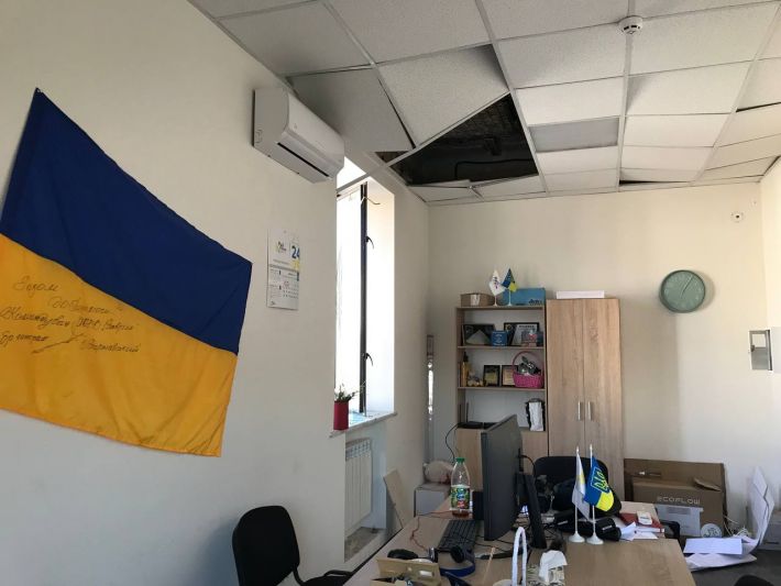 Так после вражеского обстрела выглядят рабочие места коллектива редакции РІА-Південь (РИА-Мелитополь) в Запорожье