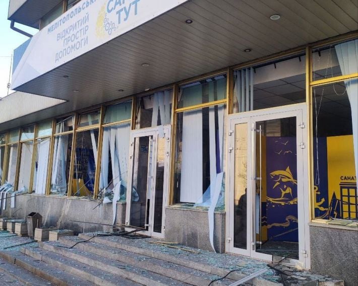 Мелитопольский центр помощи переселенцам "Саме тут" серьезно пострадал от ракетной атаки врага по Запорожью (видео)