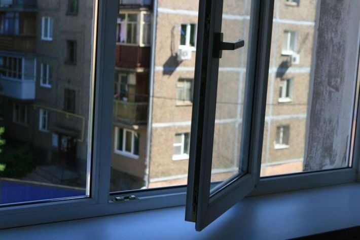 У Мелітополі жінка виштовхнула з вікна багатоповерхівки російського військового