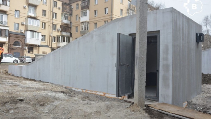 В Запорожье, во дворе разрушенного дома, установили укрытие (фото)