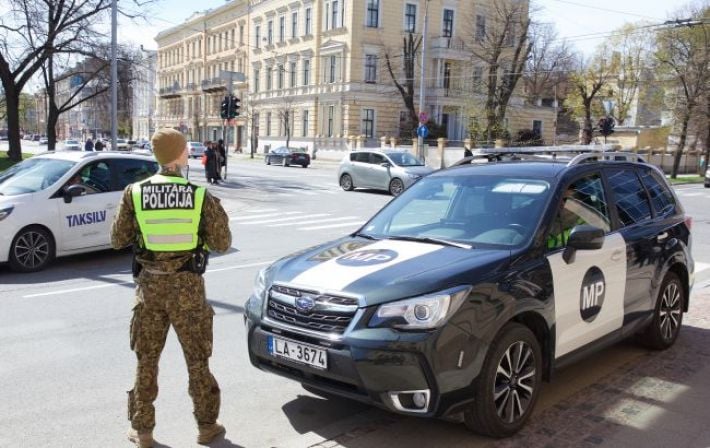У центрі Риги чоловік зірвав прапор України: у Латвії розпочали розслідування