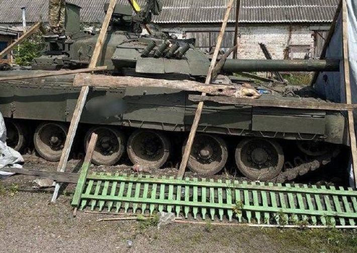 У Мелітопольському районі рашисти готують позиції - окопують танки просто у дворах (фото)