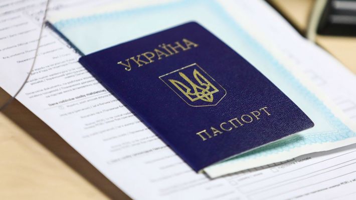 Тысячи мелитопольцев за границей останутся без украинских паспортов - в чем причина
