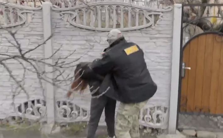 Самый юный агент СБУ - в Мелитополе ФСБшники посреди улицы задержали девушку (видео)