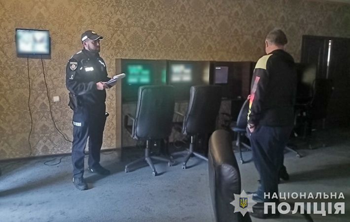 У Запоріжжі поліція викрила роботу двох гральних закладів (фото)