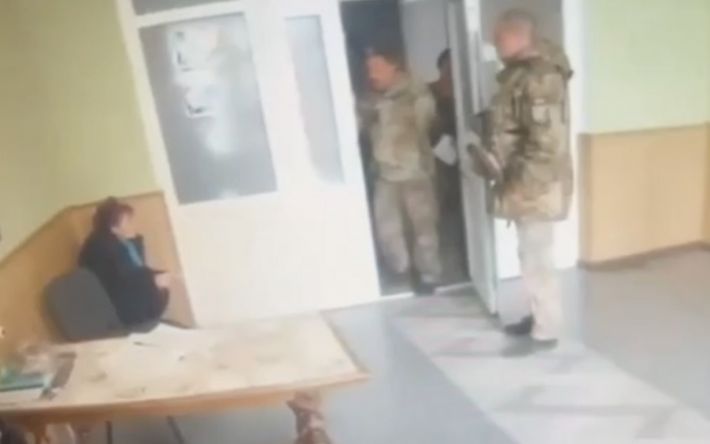 На Хмельниччині активістка справила малу потребу у приміщенні ТЦК і заявила про побиття – відео