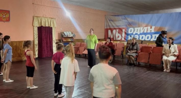 Ангелы пропаганды по-русски: в Мелитополь привезли балетмейстера из московской области (видео)
