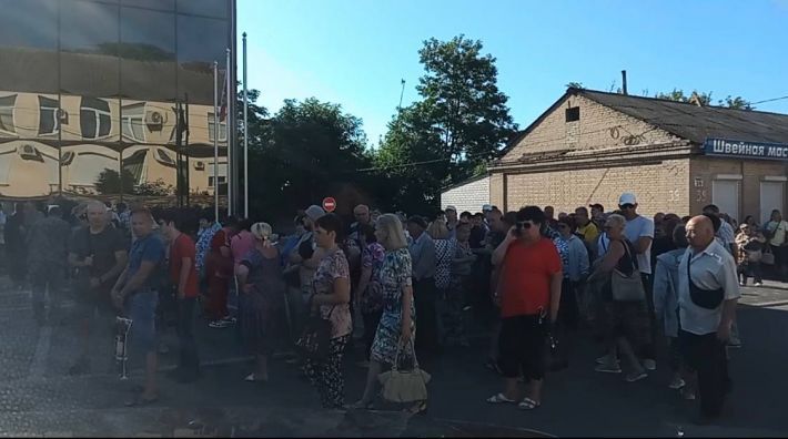Жители Мелитополя стоят в очередях за загранпаспортами под звуки воздушных тревог