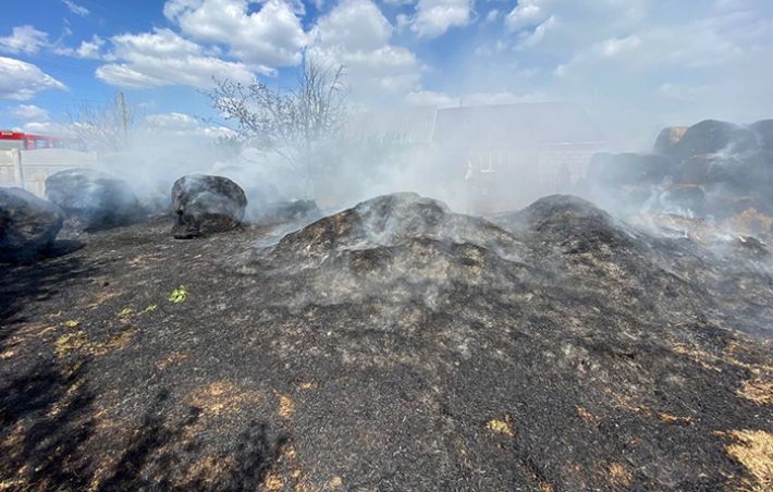 В Запорожском районе ликвидировали возгорание тюков с сеном (фото)