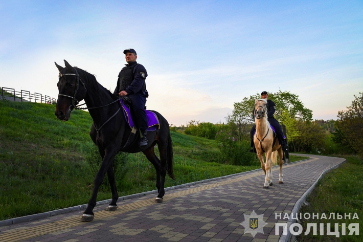 В Запорожье полиция возобновила сезон конного патрулирования города  (фото)