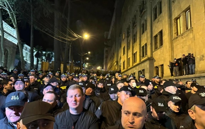 В Тбилиси задерживают протестующих против закона об "иноагентах"