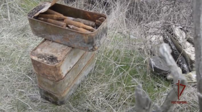 Перешли на "антиквариат" - оккупанты откопали новый схрон предков ВСУ (фото)