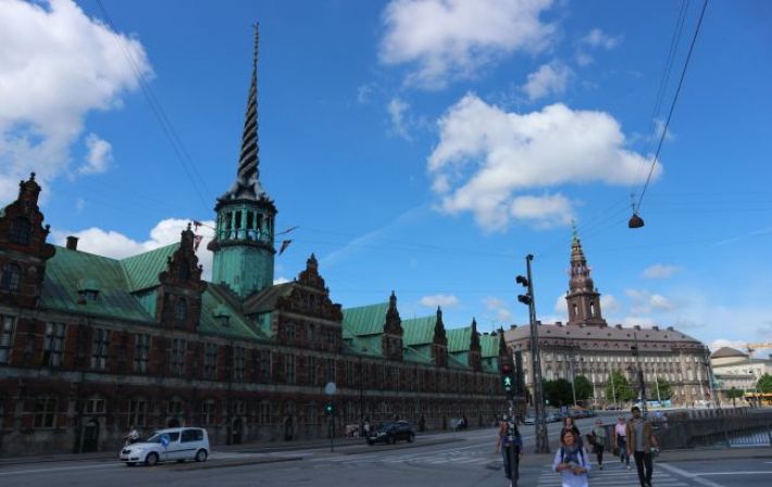 В Дании загорелась историческая Копенгагенская фондовая биржа (видео)