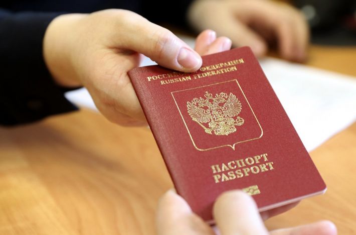Визнають недійсними: кого з мелітопольців рашисти змусять здати закордонні паспорти