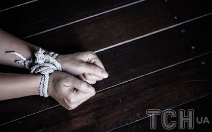 На Киевщине 5 подростков, среди которых были школьники, заманили и изнасиловали девочку: жуткие подробности