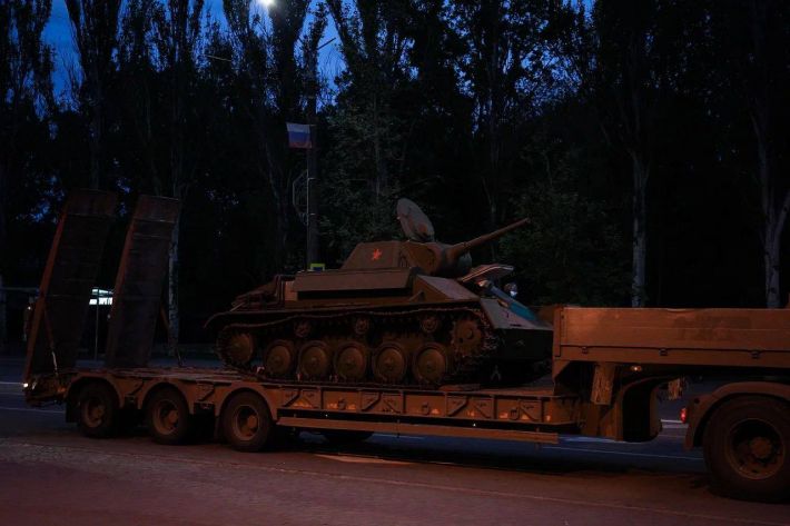 И мертвые с косами вдоль дороги - в Мелитополь под покровом ночи приехал танк (фото, видео)