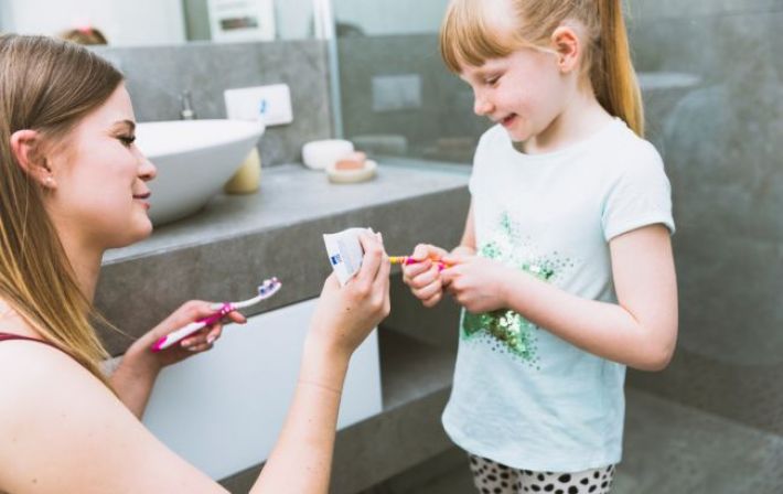 Стоматолог назвала 3 правила, на которых "держатся" здоровые зубы детей