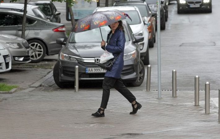 На юге Украины выпал "грязный" дождь: синоптики назвали причину явления (фото, видео)
