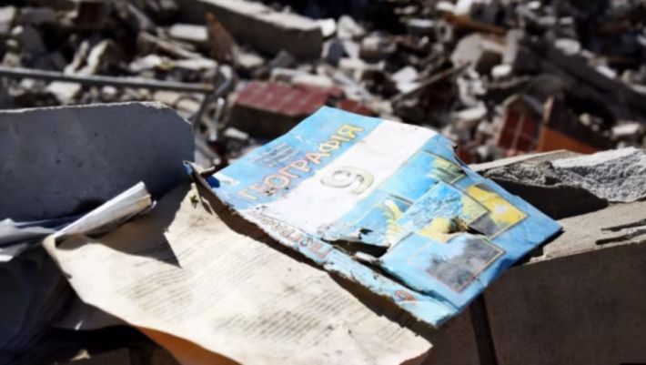 Українські підручники в Мелітополі викидають із вікон школи, наче сміття, а натомість завозять вживані книжки з Росії