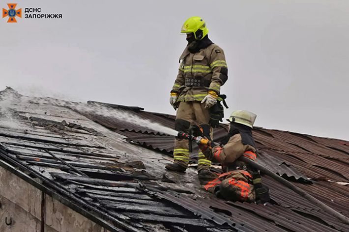 У Заводському районі Запоріжжя ліквідували займання даху колишньої СТО (фото)