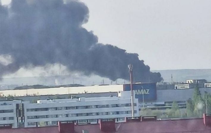 У Росії спалахнула потужна пожежа біля заводу "КамАЗ" (фото, відео)