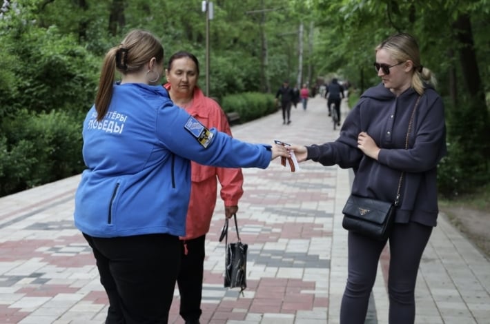 Рашисти погрозами змушують жителів Мелітополя носити георгіївські стрічки (фото)