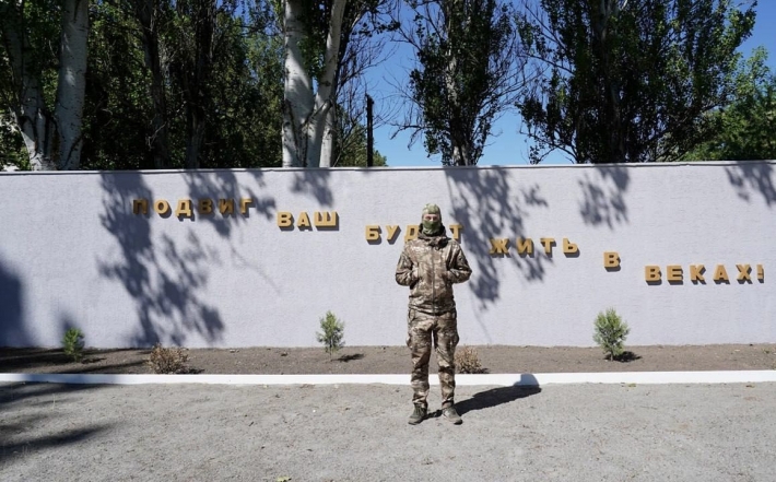 Оккупанты в Мелитополе отправили старшеклассников охранять кладбища (фото)