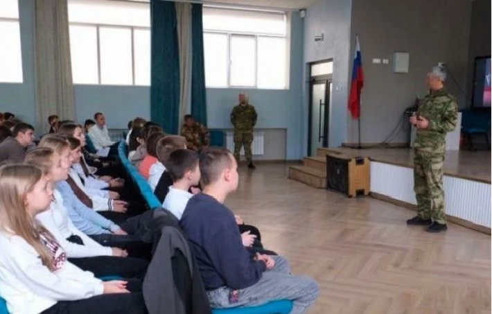 Воспитание "лопатой" и военная практика: что ожидает мелитопольских школьников после правок в закон рф об образовании