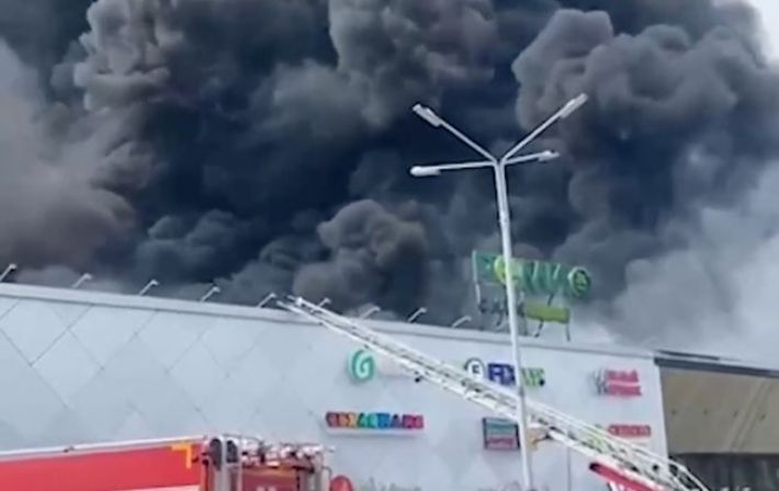 В российском Хабаровске пылает торговый центр, эвакуированы 270 человек: видео