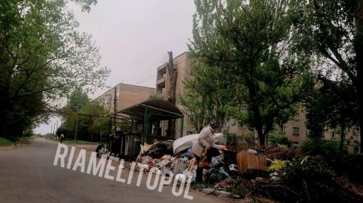 І нехай увесь світ почекає: окупанти в Мелітополі впровадили сміттєвози з майбутнього (фото)