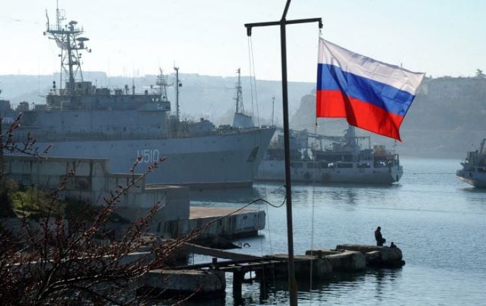 Окупанти підтоплюють баржі для захисту залишків суден у Севастопольській бухті (відео)