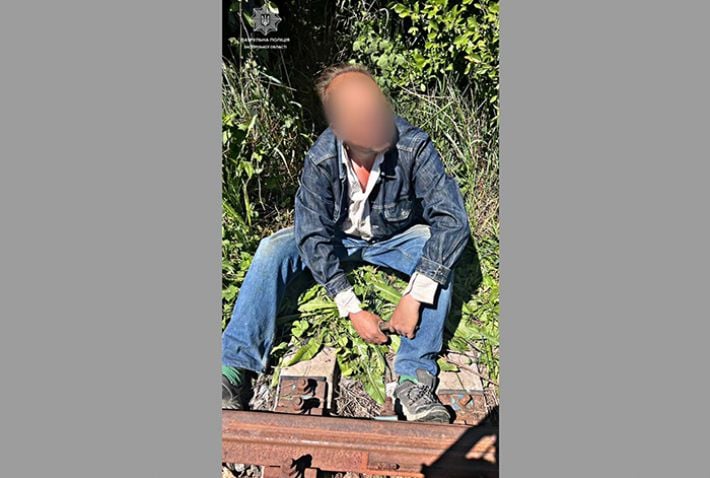 Запорізькі патрульні затримали чоловіка, який розбирав залізничне полотно (фото)