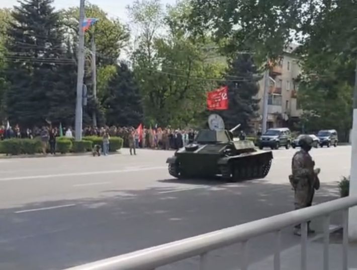 Осталось только Ленина вывести - рашисты прокатили по Мелитополю памятник (фото, видео)