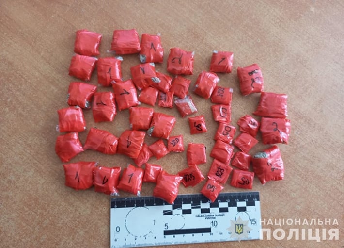 В Запорожье обнаружили на блокпосте мужчину с крупной партией наркотических веществ (фото)