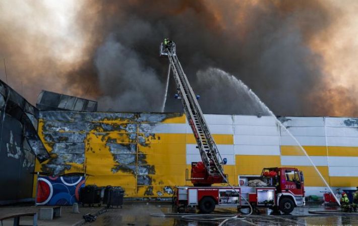 Тушат 150 спасателей и робот. В Варшаве масштабный пожар, горит ТЦ